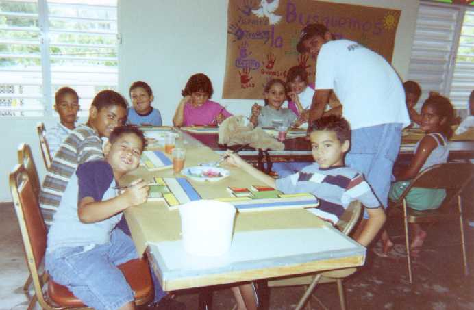 Ni�os trabajando en talleres y manualidades