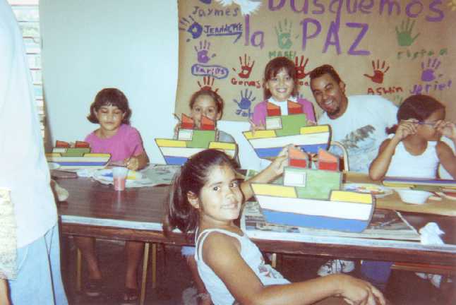 Ni�os trabajando en talleres y manualidades