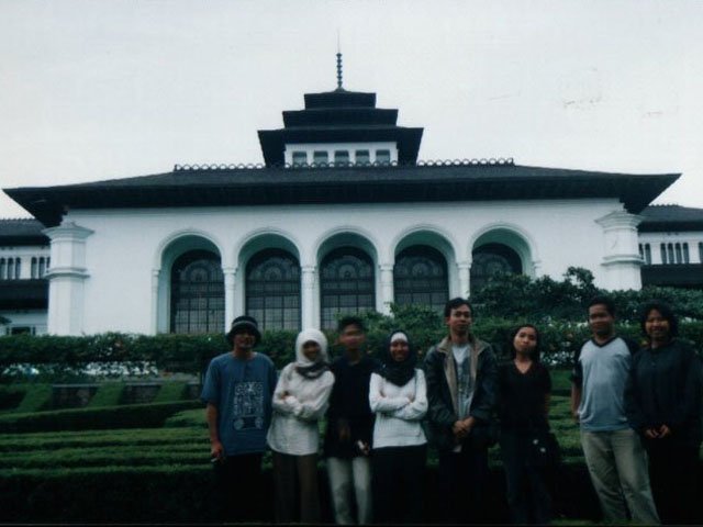 di gedung sate....kok kabur ya....