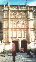 Delante de la fachada tradicional de la Universidad de Salamanca