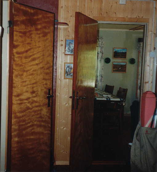 N�kym� ruokailuhuoneeseen - Vasemmalla puolella on suuri komero ja kuva on otettu olohuoneesta.