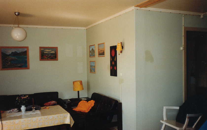 Olohuone - Seinill� on paljon tauluja, jotka on ryhmitelty hienosti...