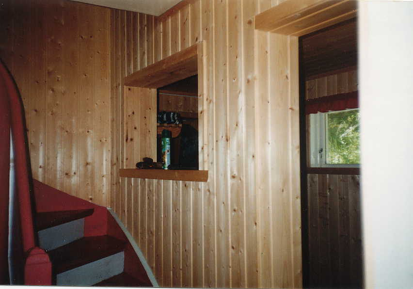 Portaikko - Ihana kierreportaikko. Portaikon 'ikkunasta' n�kyy naulakko ja oikealla puolella on ulko-ovi