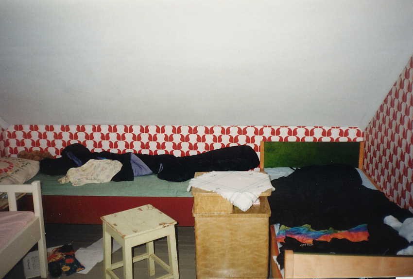 Vierashuone - Paikat ovat v�h�n sekaisin er��n tammanomistajan j�ljilt�...