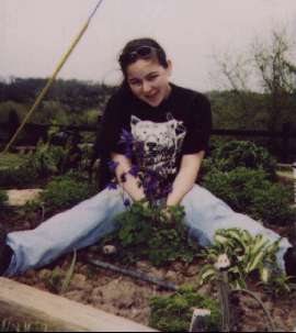 Tanya in the garden (12064 bytes) 