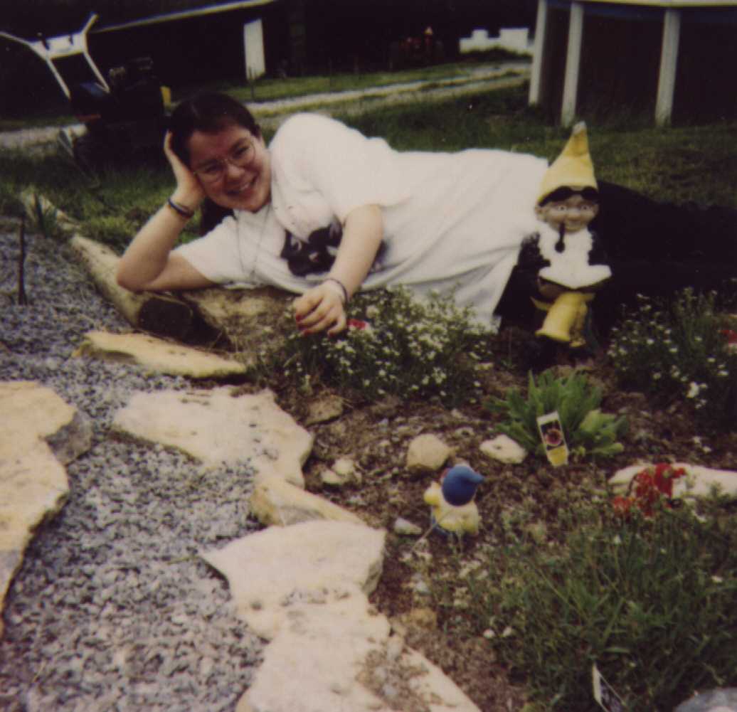 Trisha in the garden (76364 bytes) 