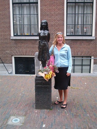 014 Anne Frank statue.JPG (750918 bytes)