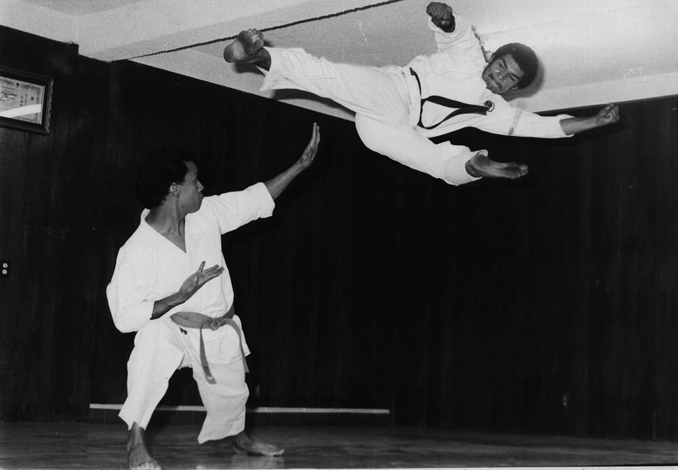 En DEMOSTRACION - Shihan Nico Ayub - practicando en el MAIN Dojo en Mexicali, BC., Mexico, 1978.