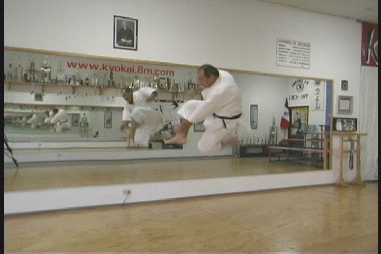 El Shihan Nico practicando una de sus katas favoritas [UNSU] en el Dojo Central, donde imparte regularmente su instruccion.