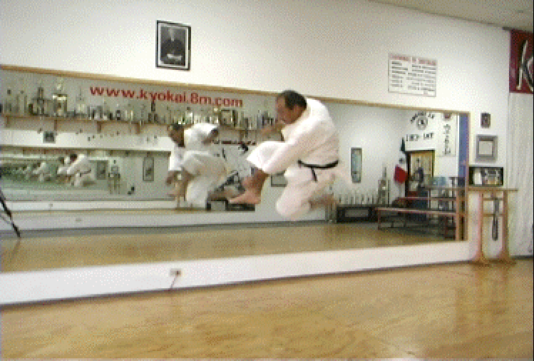 Kata UNSU - Shihan Nico Ayub - practicando en el Dojo Central - Ensenada, BC., Mexico.