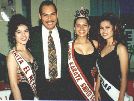 Shihan Nico Ayub con las bellas Reinas del Torneo Internacional por la Amistad. La Asociacin desarrolla un certamen de belleza y simpatia para elegirlas, mismas que son elementos de representacin de nuestros patrocinadores