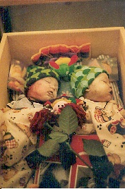 I kistan, man kan skymta Clyde the Clown mellan pojkarna, under rosen.