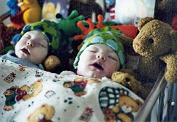 Theo till v&auml;nster och Linus n&auml;rmast kameran, i Tysta rummet.