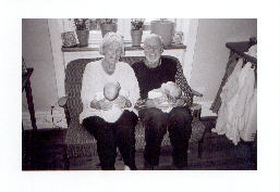 Mormor och morfar h&aring;ller varsitt barnbarn - vilken lyx!