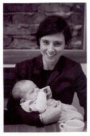 Mammas kompis Olu med Linus i famnen p&aring; kaf&eacute; K p&aring; S&ouml;der, n&aring;n g&aring;ng i oktober.