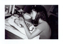 Therese gullar med Theo p&aring; sk&ouml;tbordet n&aring;n g&aring;ng i september 2001.