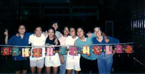 Mooncake festival.....after a walk around the field in front of Lena's house.....till her neighbours' kids joined us...really siou.