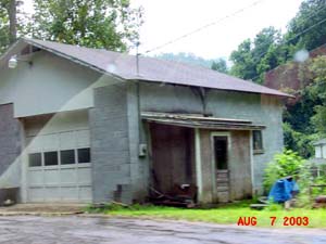 A hut along the parkway..
