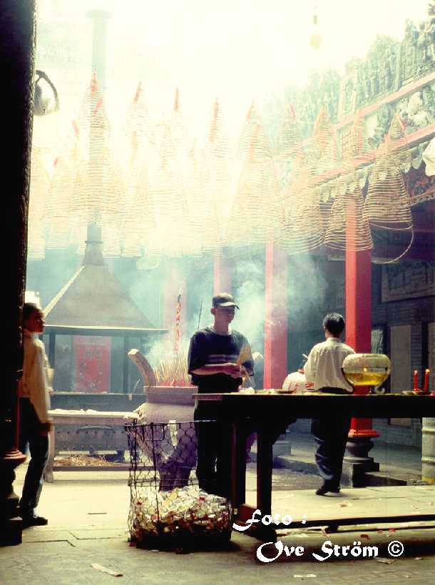 Interi�r fr�n kinesiskt tempel i Cholon - Klicka p� bilden s� blir den st�rre - Foto: Ove Str�m