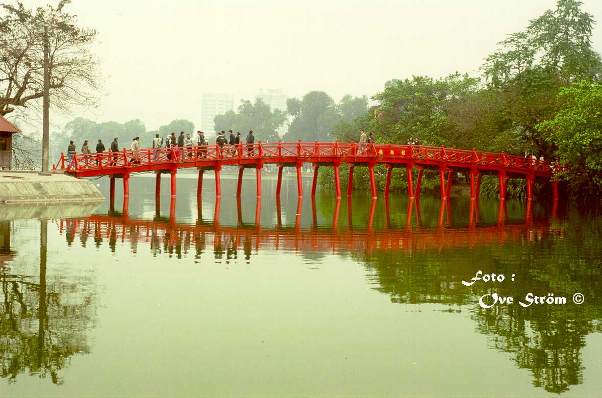 Bron till den flytande pagodan i sk�ldpaddssj�n - Klicka p� bilden s� blir den st�rre - Foto: Ove Str�m