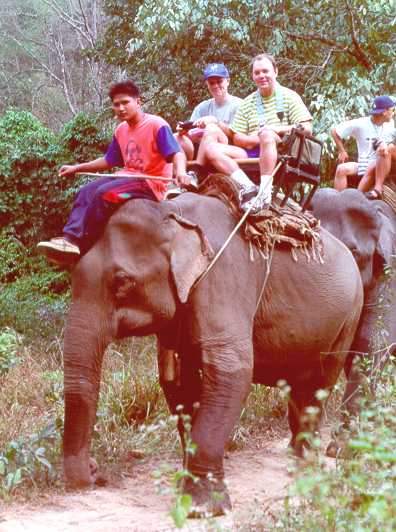Hasse och jag p� elefantryggen - Klicka p� bilden s� blir den st�rre - Foto: Ok�nd fotograf