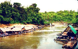 Den lilla byn, delvis byggd p� flottar