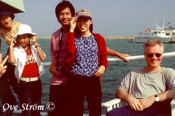 Hasse med en bunt ok�nda ungdomar p� f�rjan. Foto: Ove Str�m