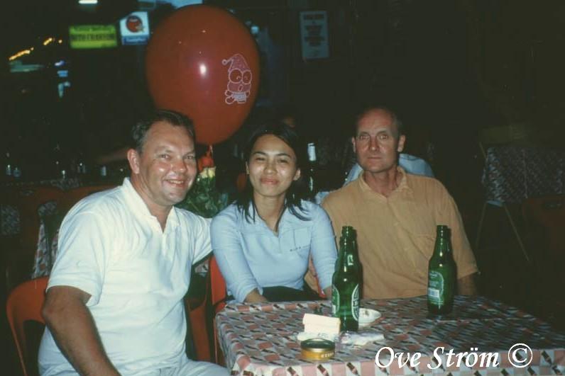 Undertecknad tillsammans med So och HasseJohan p� Khao San Road - Foto: Ok�nd servit�r