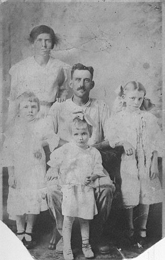 E.E. Healey Family Picture