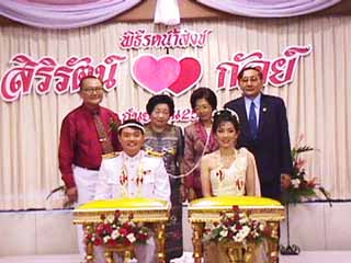  ญาติผู้ใหญ่รดน้ำอวยพรคู่บ่าวสาว