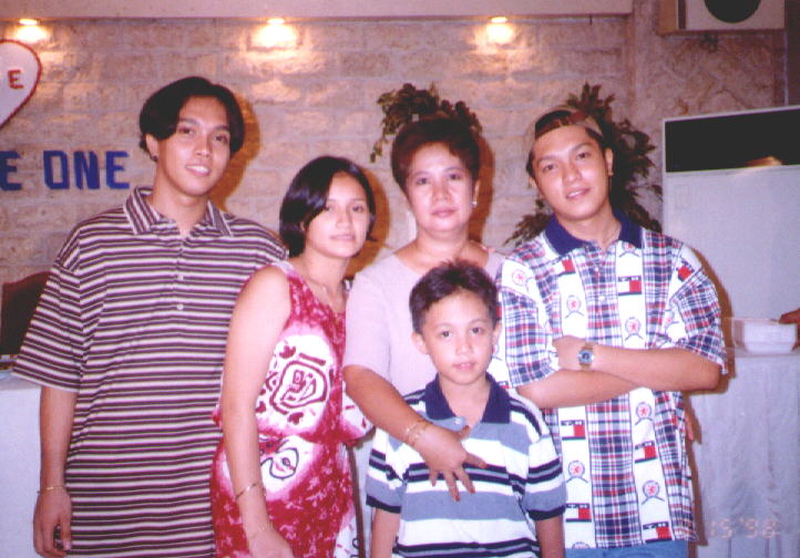 Family.jpg (78082 bytes)