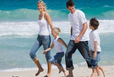 Familai paseando en la playa