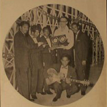 The Coasters in 1957 at the Steve Allen TV-show with the double golden-record award of "Searchin´" and "Young Blood".
