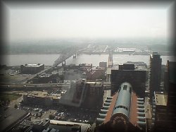 Missouri River that serves as border between Missouri and Illinois