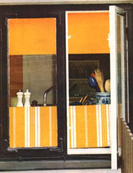 curtain2.JPG (17584 bytes)