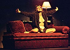 Anne Durand dans le r�le de Rosa, vierge effarouch�e? (Photo Elsa Rochaix).