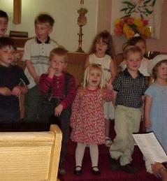 JessicaAndKidsSingingFatherNoah.JPG (12438 bytes)