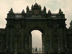 Istanbul-Dolmabah�e Sarayi'nin kapisi