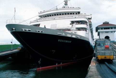 Barco transitando por el Canal de Panam�, esclusa de Miraflores