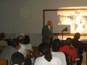 El Doctor Keith Holder mientras daba su esposici�n