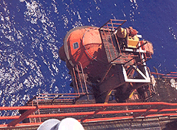 Existen plataformas que brindan asistencia de apoyo log�stico y administrativo a las plataformas de extracci�n. Foto de Jos� N. Iturriaga