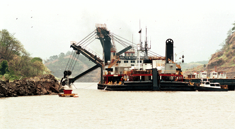 Trabajos de Mantenimiento de la v�a interoce�nica. Tomada de la p�gina oficial del Canal