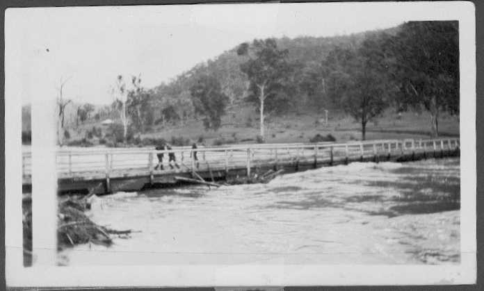 photo:bridge in flood