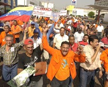 Los sindicalistas indicaron que &eacute;sta es la primera de una serie de acciones de calle que podr&aacute;n emprender. (Foto Benito Albarr&aacute;n)
