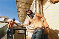 Foto IVÁN GONZÁLEZ. Con piedras y botellas se defendieron los manifestantes opositores al Gobierno