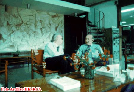 Al fondo el Mural del Radio Club de Antioquia