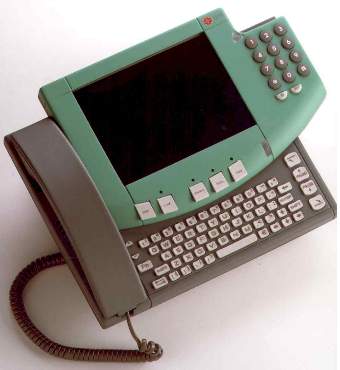 smilephone1.JPG (15788 bytes)