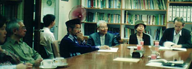 手前左より山田　惇氏、ワセイ木村氏、
武藤先生と徳増御夫妻