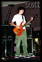 Scott, da Bassist