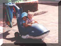 Kya n Jordon at Seaworld2.JPG (63185 bytes)